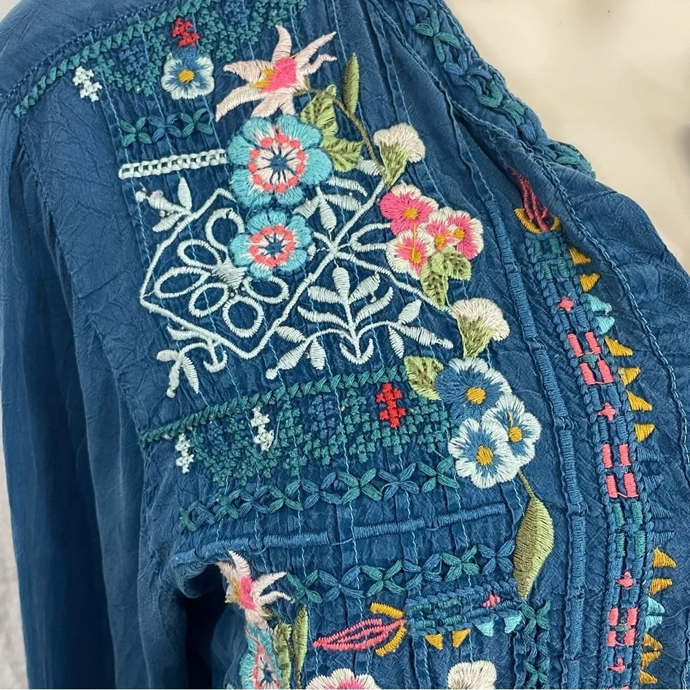 Johnny Was Embroidered Blue Women's Top size S. Boho Floral Festive. Pre-owned